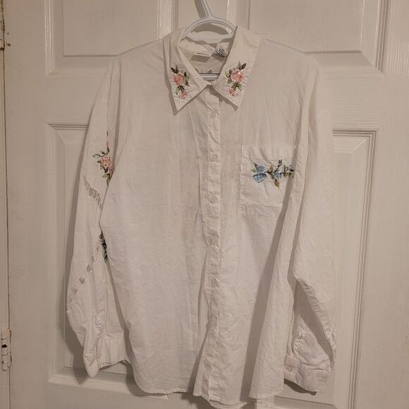 Beautiful floral embroidered and sequin cut out top - Picture 1 of 11